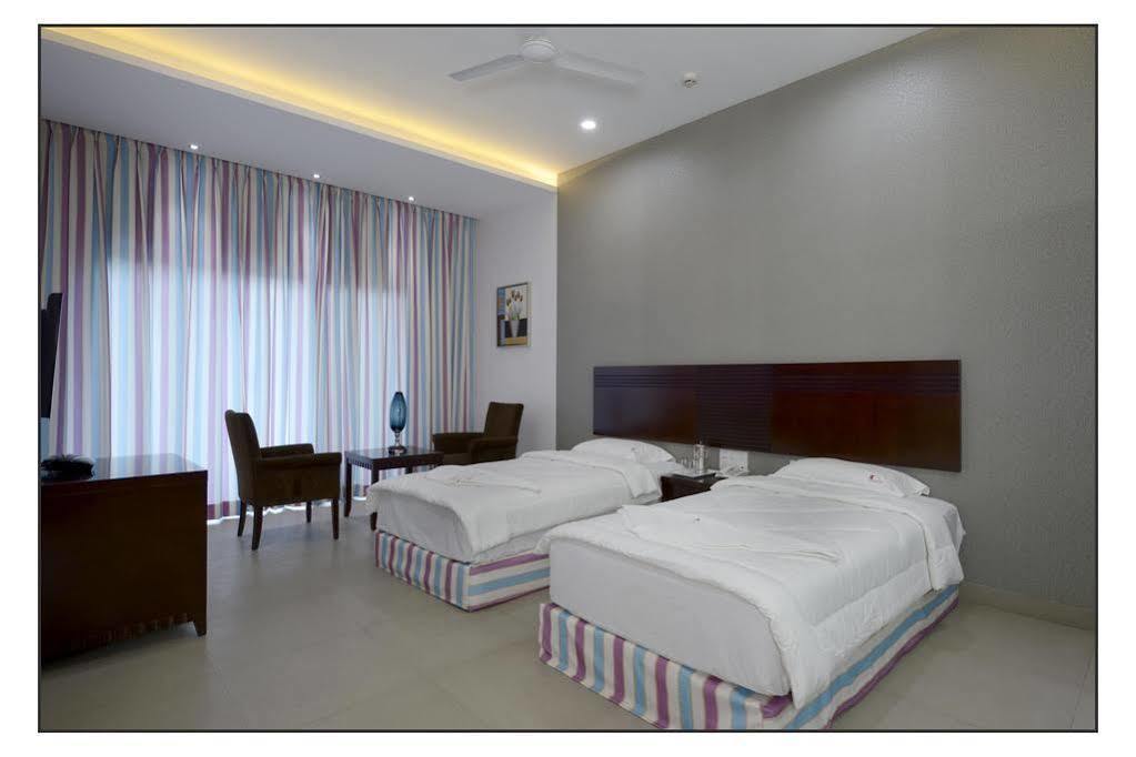 פונה Oyo 710 Hotel Kshitij מראה חיצוני תמונה