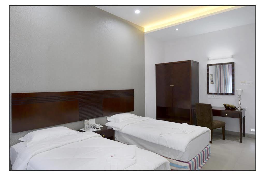 פונה Oyo 710 Hotel Kshitij מראה חיצוני תמונה