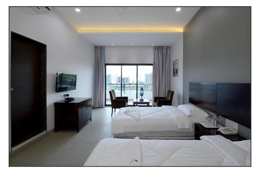 פונה Oyo 710 Hotel Kshitij מראה חיצוני תמונה