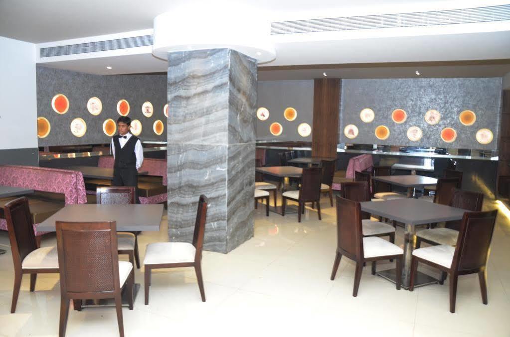פונה Oyo 710 Hotel Kshitij מראה חיצוני תמונה